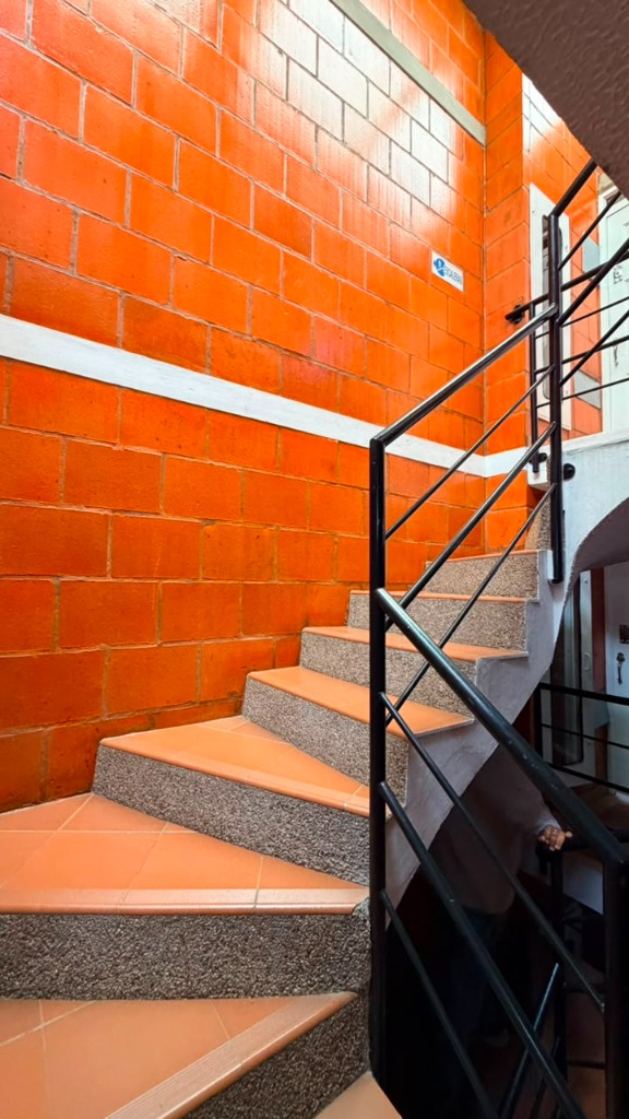 Escaleras y zonas comunes edificio Bosa