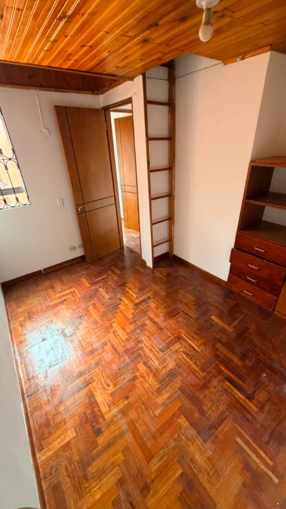 Habitación con altillo y pisos en madera Bosa