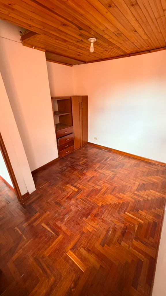 Habitación con clóset de madera Bosa