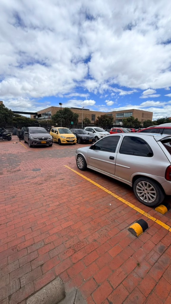 Zona de parqueaderos comunal Bosa