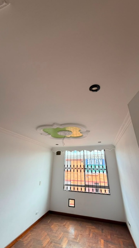 Sala comedor iluminada con molduras Bosa