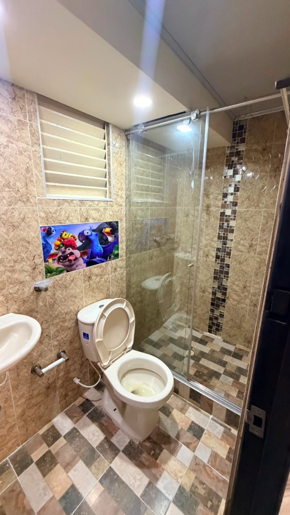 Baño terminado y enchapado con división Bosa