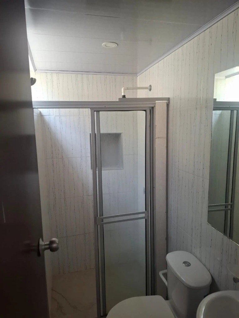 Baño con división en acrílico y espejo Flandes