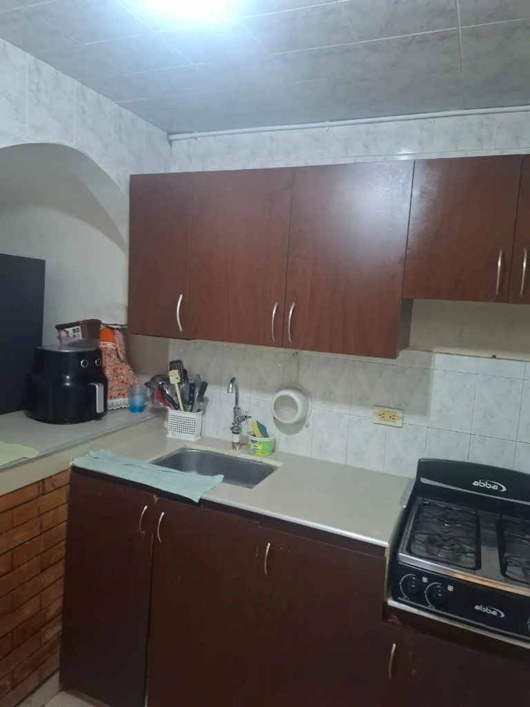 Cocina integral dotada con estufa y gabinetes Flandes