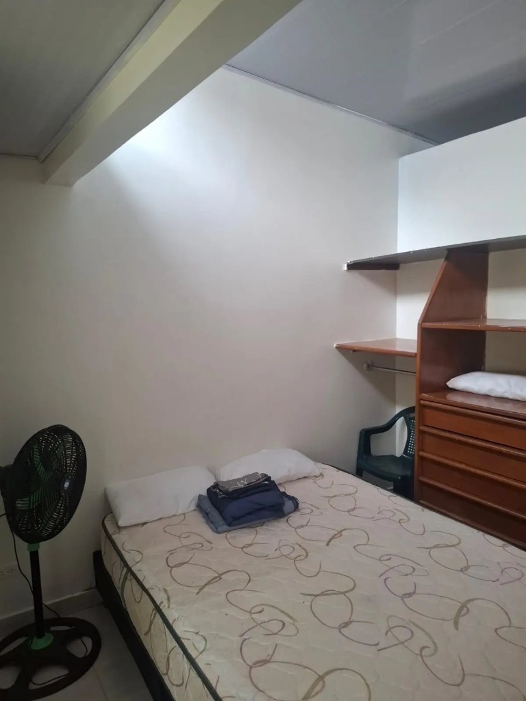 Habitación amoblada con cama y mueble closet Flandes