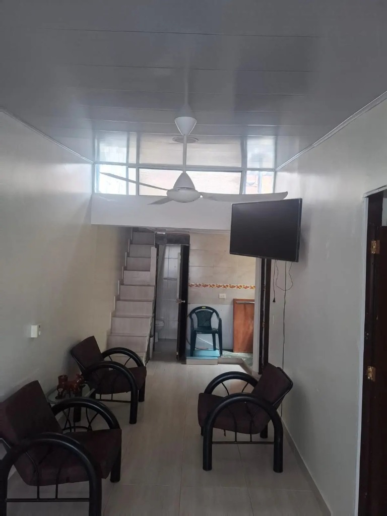 Sala comedor amoblada con TV y ventilador Flandes