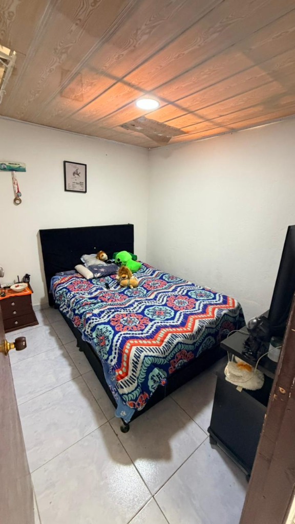 Habitación con cama doble y techo en madera Guacamayas