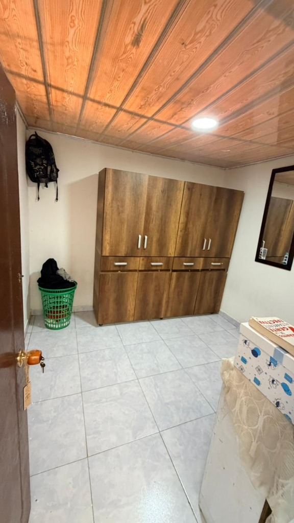 Habitación con clóset grande de madera y machimbre Guacamayas