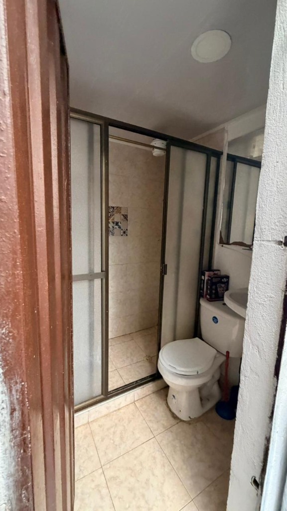 Tercer baño terminado con división y sanitario Guacamayas