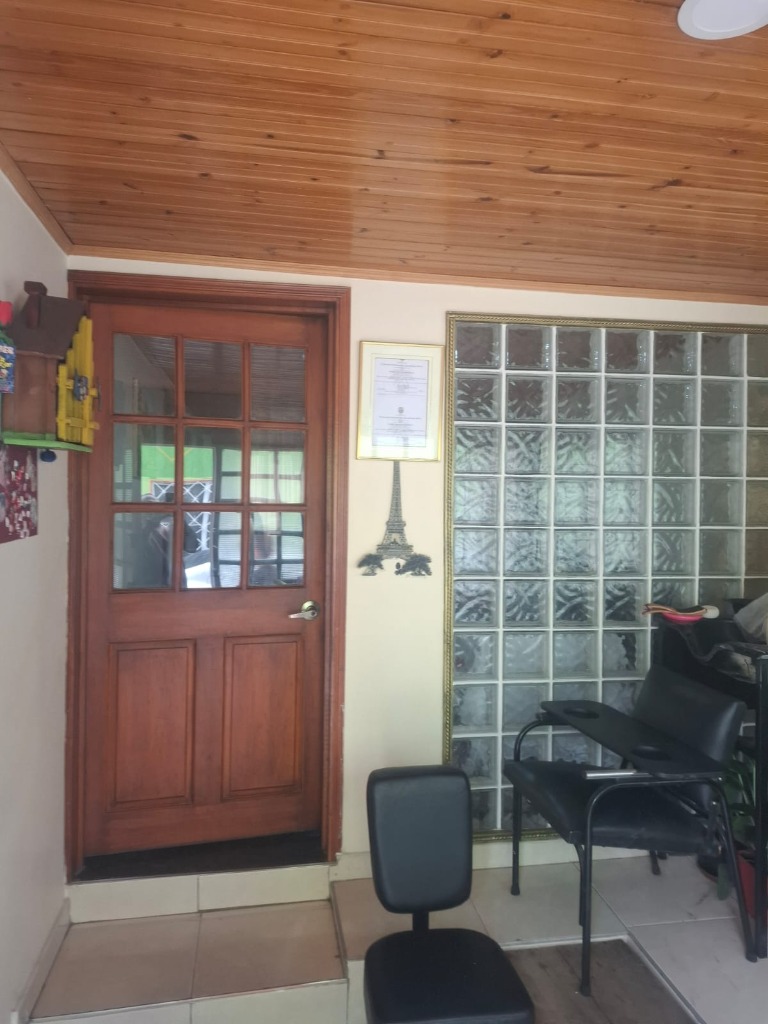 Entrada principal con puerta en madera tallada y bloque de vidrio San Mateo