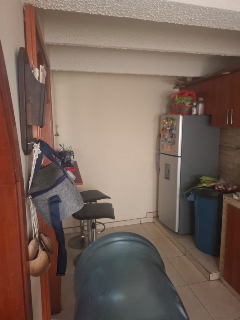 Cocina con barra auxiliar y muebles integrales San Mateo