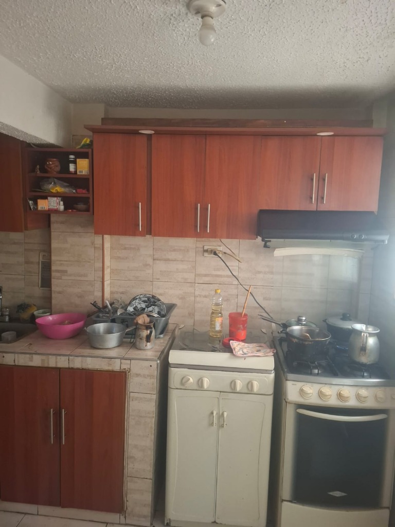 Cocina integral con gabinetes, campana extractora y estufa San Mateo