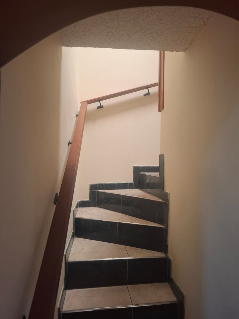 Escaleras al segundo piso con pasamanos en madera maciza San Mateo