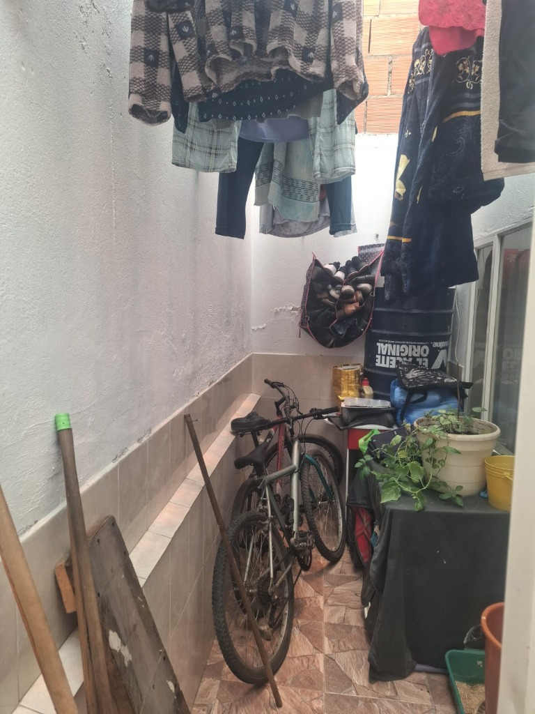 Patio interior con tendedero y espacio multiusos o bicicletas San Mateo