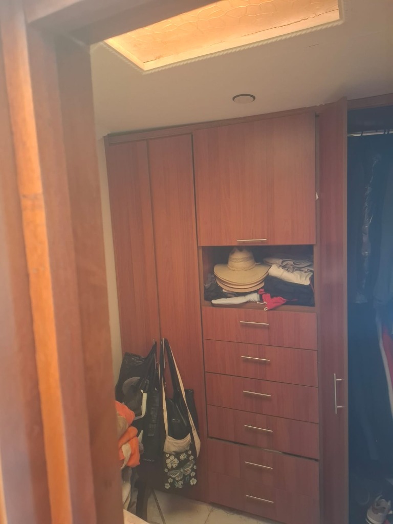 Vestier y walk-in clóset en madera alcoba principal San Mateo