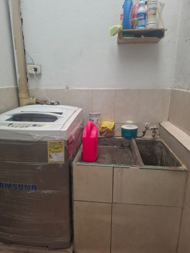Zona de ropas independiente con lavadero tradicional y espacio para lavadora San Mateo