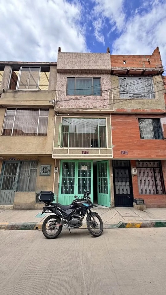 Fachada exterior casa 3 niveles León XIII Soacha