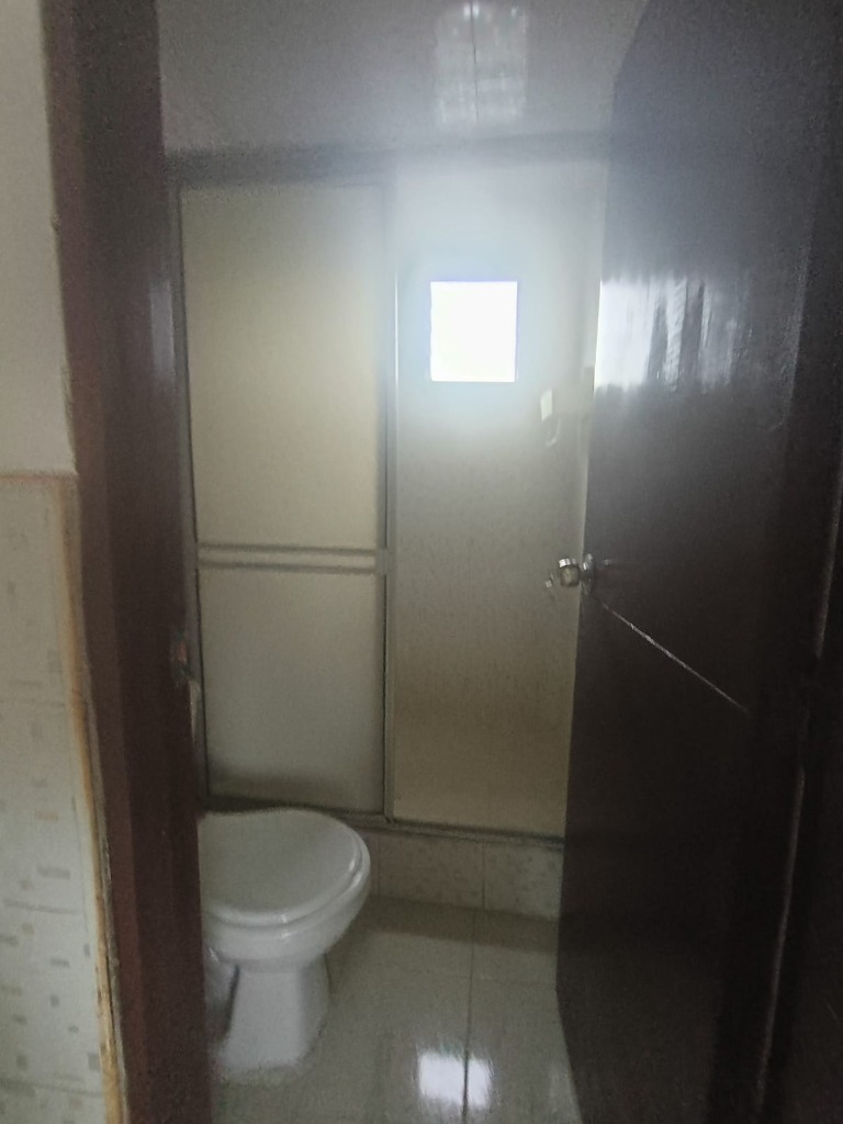 Baño completo terminado con división y sanitario Los Molinos