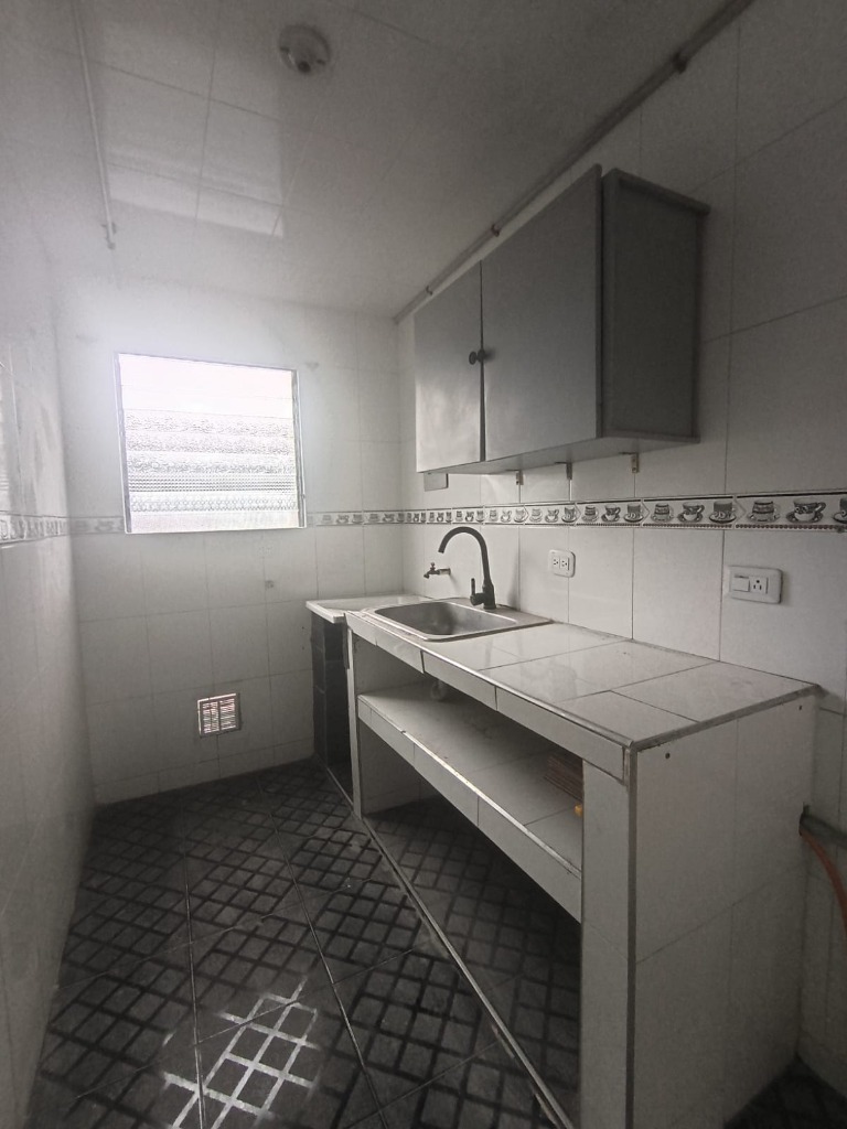 Cocina integral con muebles y lavaplatos Los Molinos