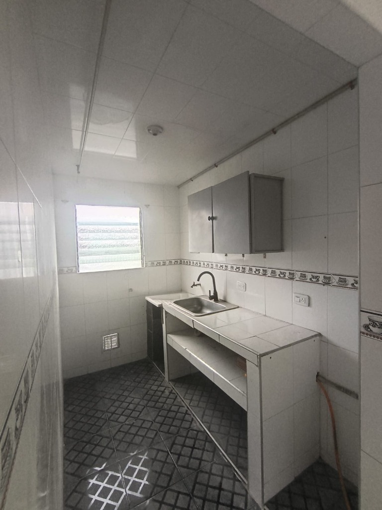 Cocina integral con ventana y luz natural Los Molinos