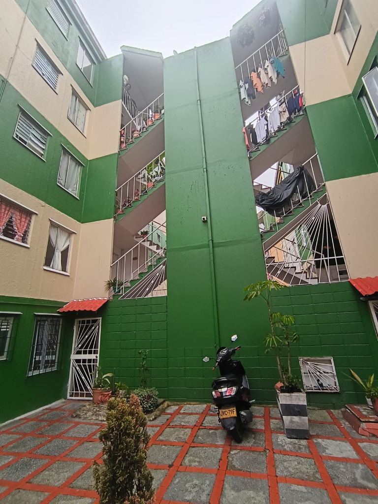 Fachada exterior del conjunto residencial y patio central adoquinado Los Molinos