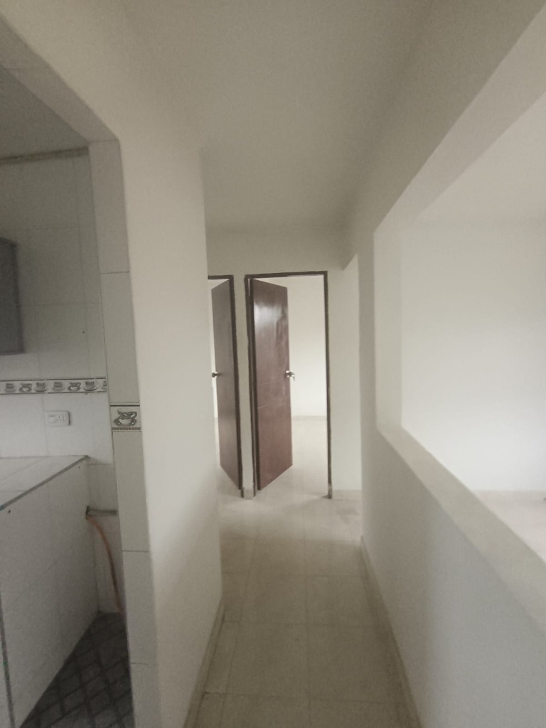 Pasillo hacia las 3 habitaciones con puertas en madera Los Molinos