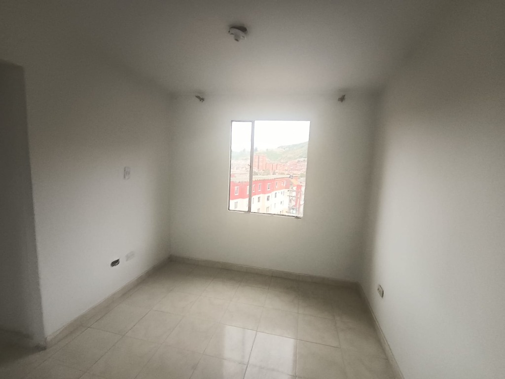 Segunda habitación con ventanal exterior y luz natural Los Molinos