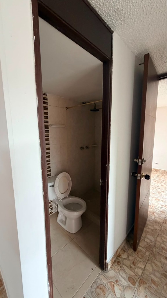 Acceso al baño con carpintería en madera Madelena