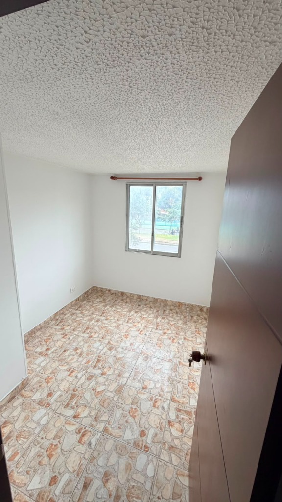 Habitación iluminada con vista exterior Madelena