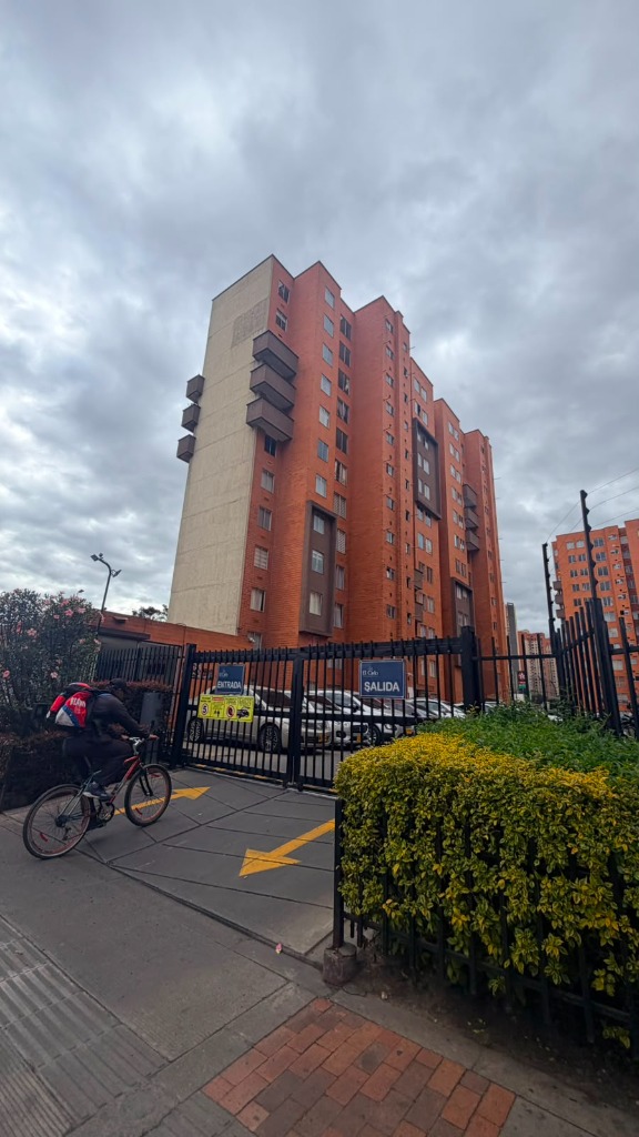 Torre residencial y acceso vehicular Madelena