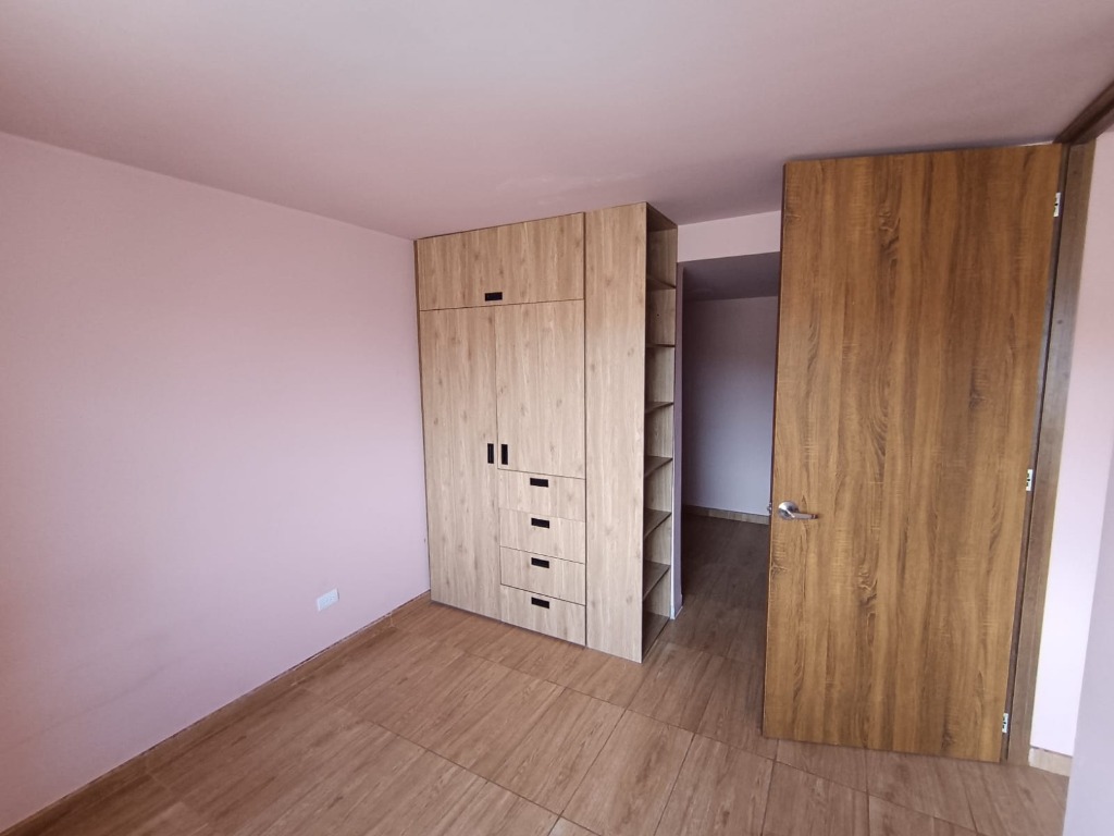 Habitación principal con clóset empotrado en madera de piso a techo y nichos El Perdomo
