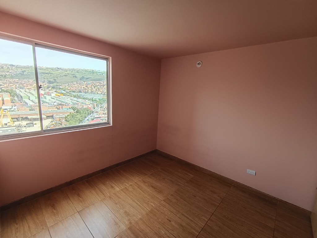Habitación principal amplia con ventanal panorámico piso 15 El Perdomo