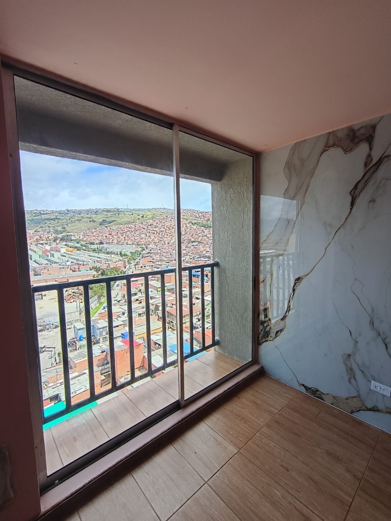 Balcón privado con baranda de seguridad y vista panorámica piso 15 El Perdomo