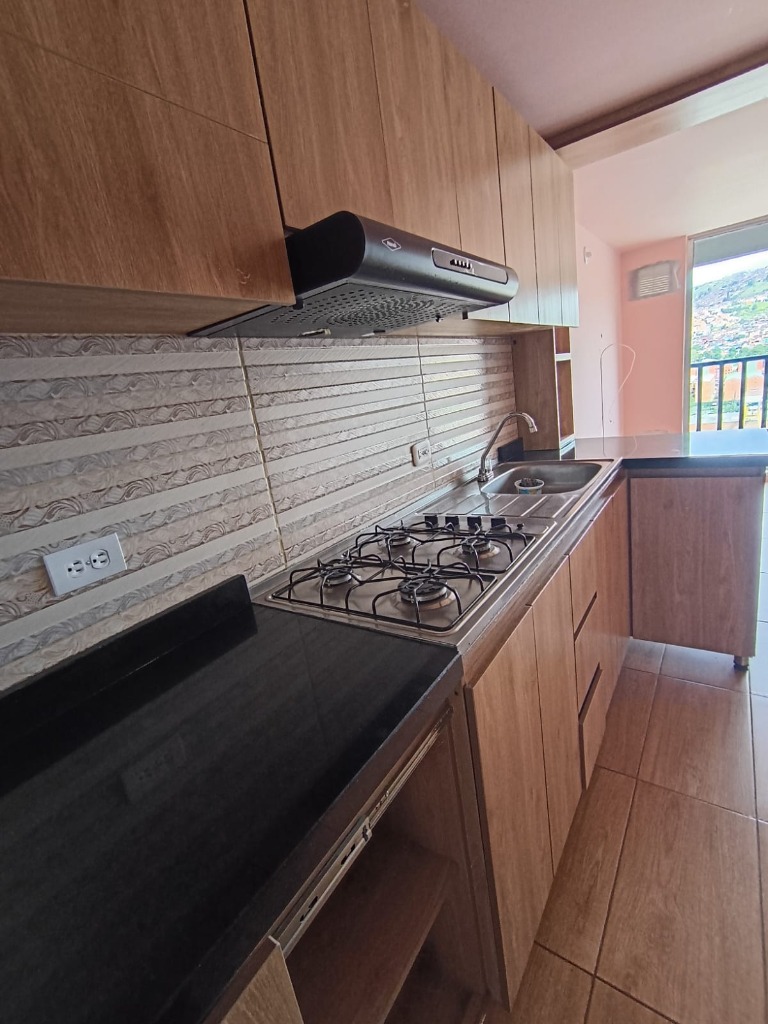 Cocina integral con gabinetes superiores y estufa empotrada El Perdomo