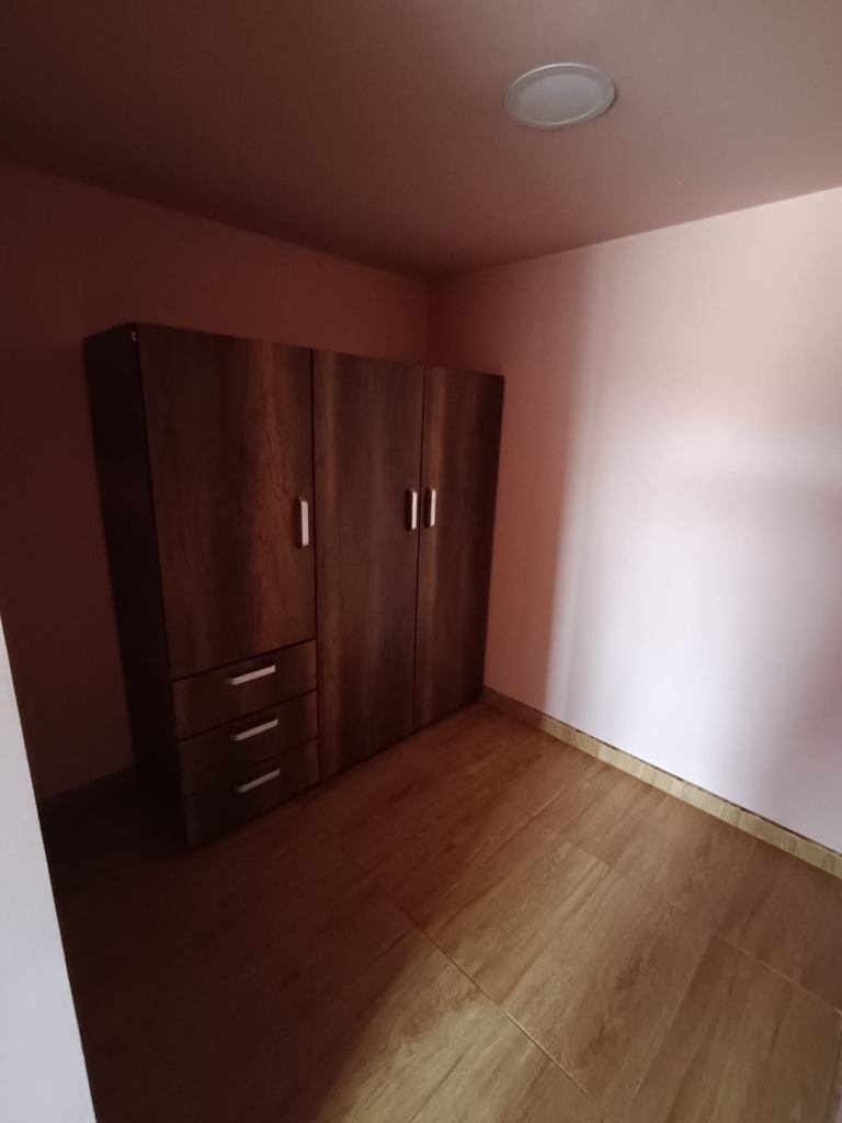 Estudio o segunda alcoba con clóset en madera oscura con gavetas El Perdomo
