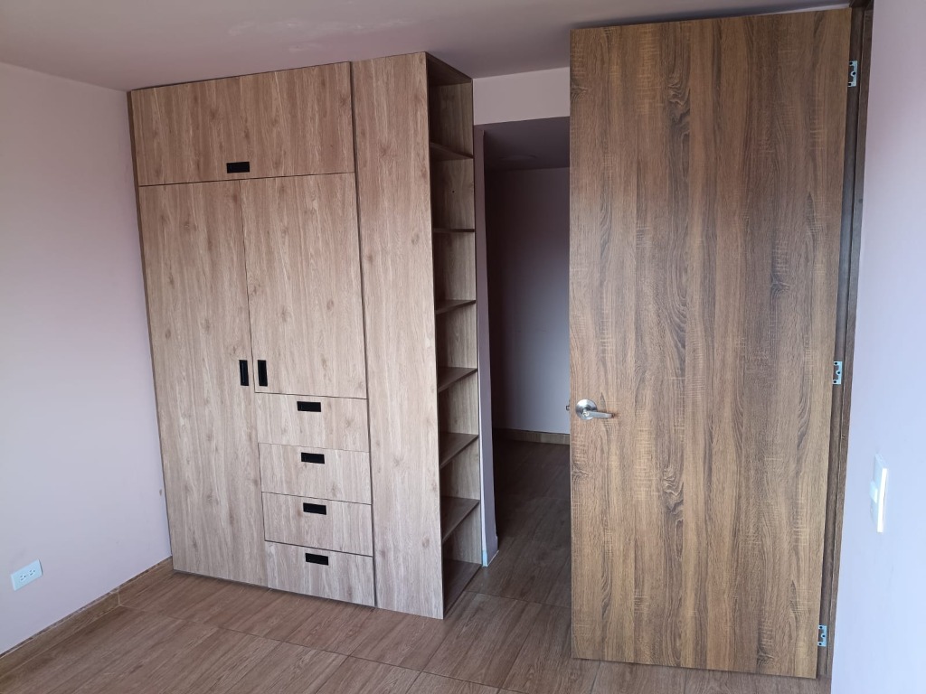Detalle de carpintería y puertas en madera alcoba principal El Perdomo