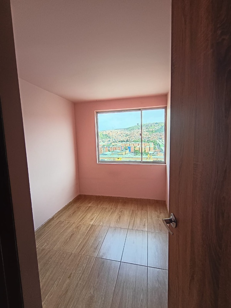 Habitación con ventanal exterior y vista panorámica despejada piso 15 El Perdomo