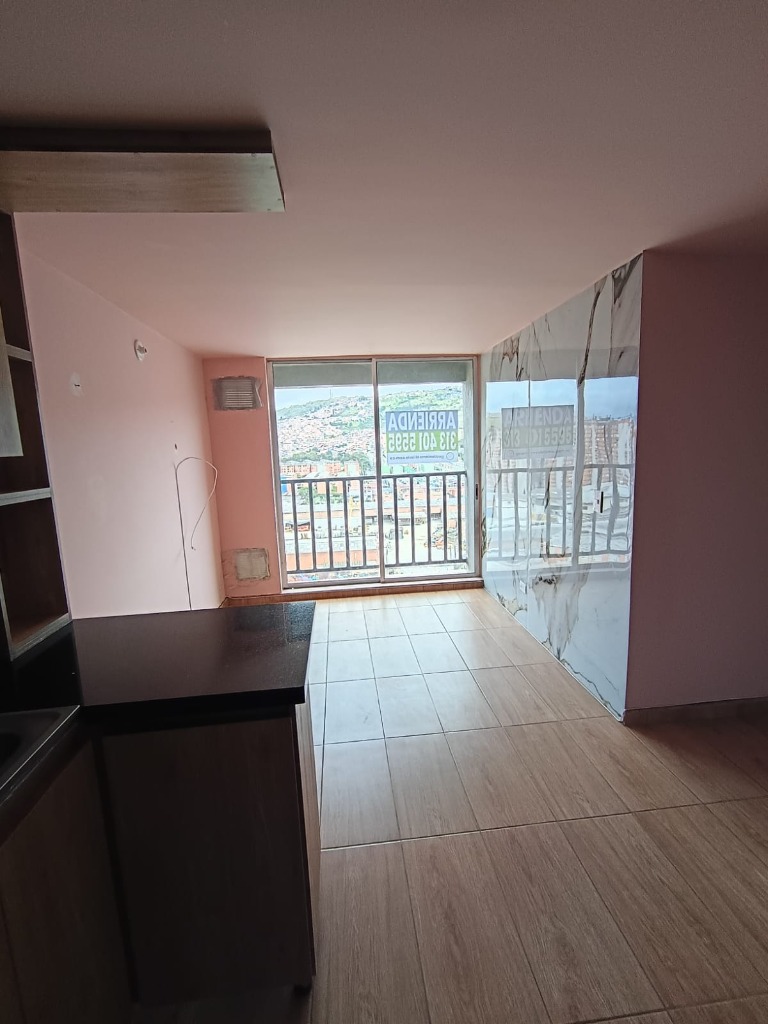 Sala comedor con pared en mármol, balcón y vista panorámica piso 15 El Perdomo