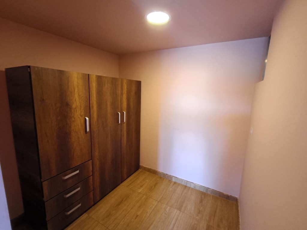 Segunda habitación o estudio con clóset en madera y luces LED El Perdomo
