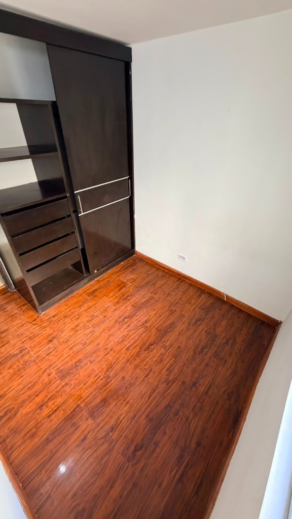 Segunda alcoba con clóset de madera Torres del Portal