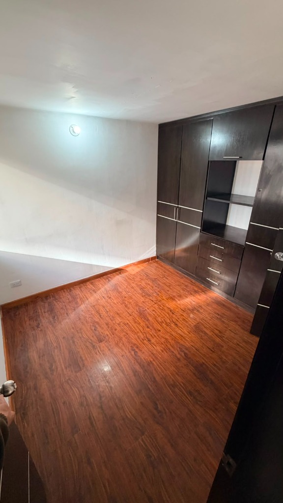 Alcoba principal con clóset amplio y piso laminado Torres del Portal