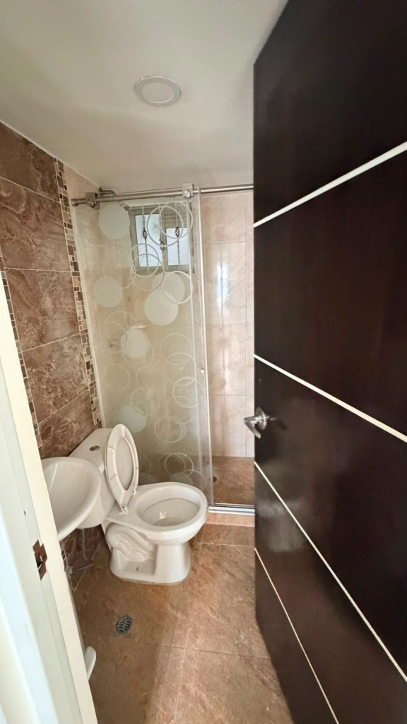 Baño moderno con división en vidrio Torres del Portal