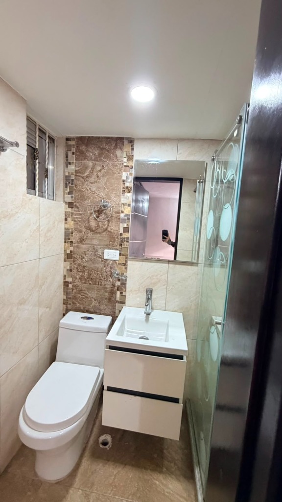 Baño con mueble flotante y sanitario moderno Torres del Portal