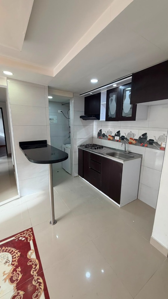 Cocina integral con barra americana Torres del Portal Perdomo