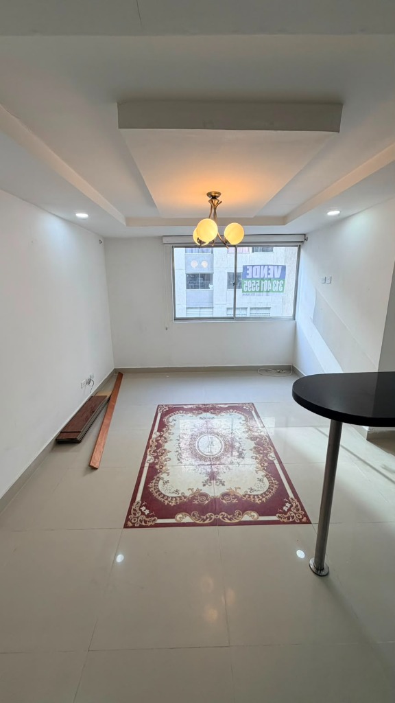 Sala comedor con techo decorativo y lámpara Torres del Portal