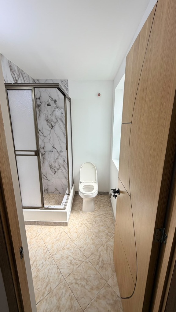 Baño con cabina y sanitario moderno Teusaquillo