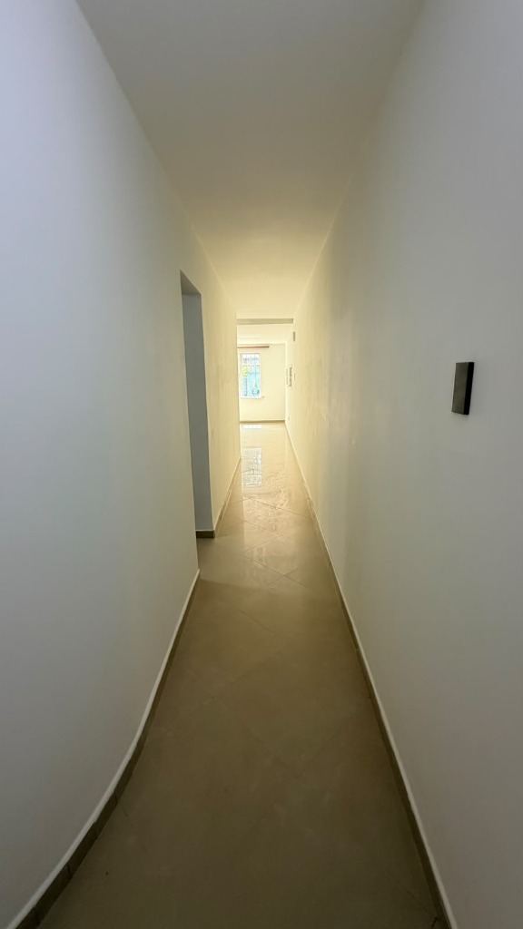 Corredor amplio e iluminado con pisos en porcelanato Teusaquillo
