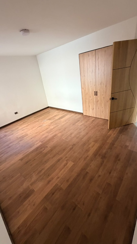 Segunda habitación amplia con pisos en madera Teusaquillo